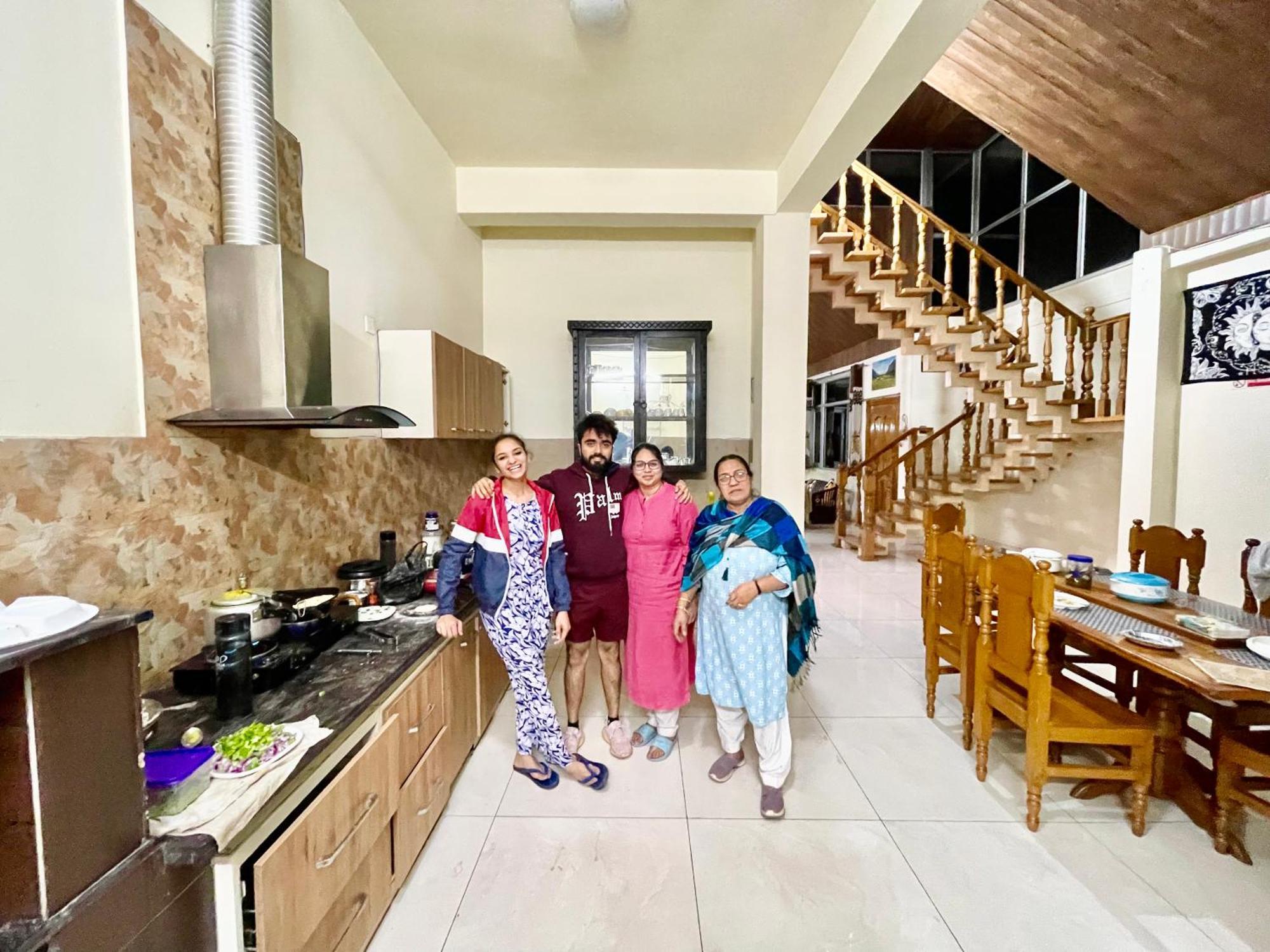 The Auriga 3Bhk Fully Entair Villa With Bonfire In Kasauli I Pvt Stay I Open Air Terrace I Kitchen Livingroom I Lawn Bonfire I Gaming Zone Zewnętrze zdjęcie